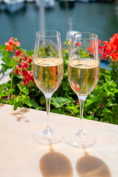 Yeni yıl partisi, Fransız brut şampanyası içmek yatta şarap içmek Saint-Tropez yakınlarındaki Port Grimaud limanında, Fransız Riviera tatili, Fransa - Fotoğraf, Görsel