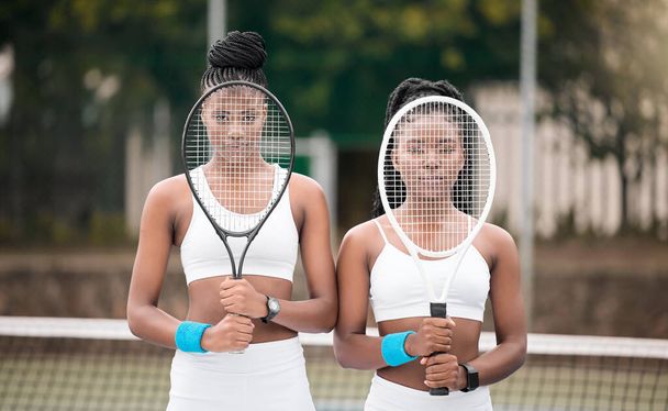 Ciddi tenis oyuncuları raketlerini tutuyorlar. Sahada yüzlerini raketle kapatan genç tenisçilerin portresi. Afrikalı Amerikalı kızlar tenis maçına hazır. - Fotoğraf, Görsel
