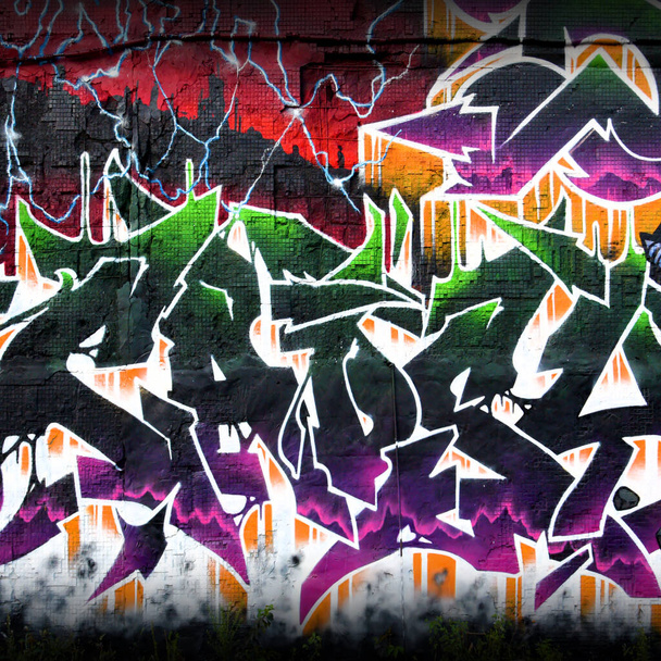 Fondo colorido de obras de arte de pintura de graffiti con tiras de aerosol brillantes en la pared de metal. Obra de arte callejero de la vieja escuela hecha con latas de pintura en aerosol. Fondo de la cultura juvenil contemporánea - Foto, imagen