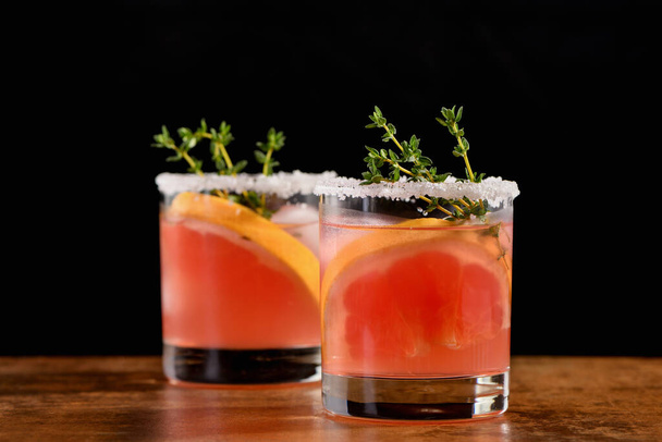 Pink pamola with red grapefruit and tequila. The red grapefruit adds the perfect amount of sweetness, and the vibrant color of the juice makes this a great cocktail. Organic vegetarian drink. - Zdjęcie, obraz