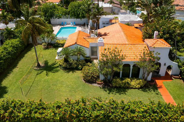 Luftaufnahme der Nachbarschaft Hollywood Beach in Miami, tropische Pflanzen, Sommerwetter, Blick auf Stranahan River, Geschäftsviertel, Hotels und Gebäude - Foto, Bild