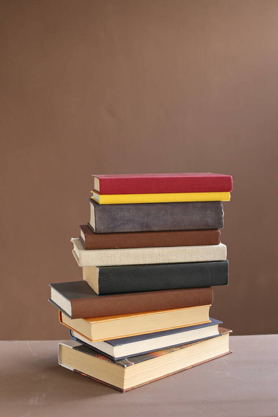 Стек книг на дерев'яному столі
 - Фото, зображення