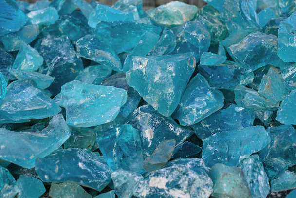 Πολλά διαφορετικά διακοσμητικά aquamarine κρύσταλλο πέτρα για διακόσμηση στο σχεδιασμό του τοπίου. - Φωτογραφία, εικόνα