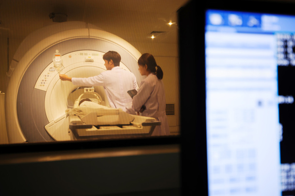 Veterinarian doctor working in MRI scanner room - Foto, immagini