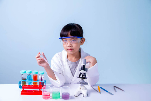 実験室の子供のコートの学習化学学校の研究室で、子供の科学者は科学を勉強し、化学を実験し、若い科学者は実験室を作る、子供と科学、教育. - 写真・画像