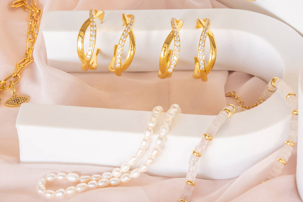 Красивые ювелирные изделия девушки аксессуары, включая серьги и ожерелья на дисплее - Фото, изображение