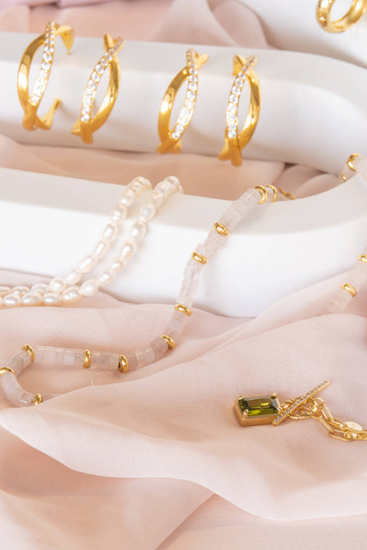 Beaux accessoires de bijoux pour fille, y compris des boucles d'oreilles et des colliers exposés - Photo, image