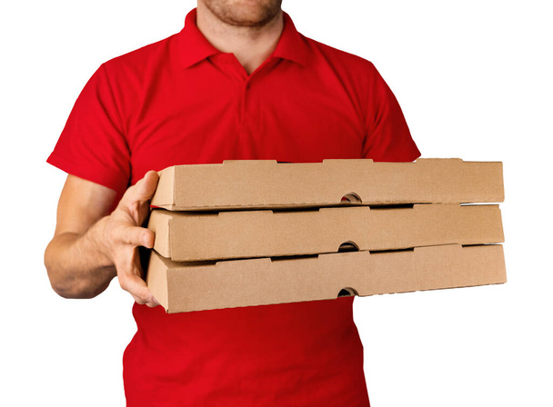 kézbesítő férfi piros egyenruhában pizza dobozok kezében elszigetelt fehér háttér - Fotó, kép