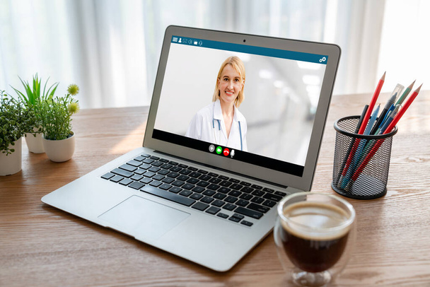 Videollamada médica en línea mediante una aplicación de software de telemedicina moderna para una reunión virtual con el paciente - Foto, imagen