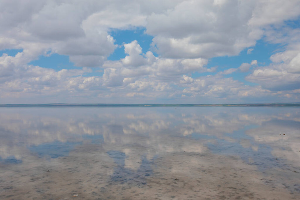 Panorama de área seca de lago salado, ubicado en el centro de Anatolia, Turquía. Lago Tuz es el segundo lago más grande de Turquía y uno de los lagos hipersalinos más grandes del mundo
. - Foto, imagen