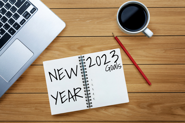2023 Happy New Year Resolution Goal List and Plants Setting - Деловой стол с записной книжкой, на которой написаны планы по постановке новогодних целей и задач. Концепция изменения и определения. - Фото, изображение