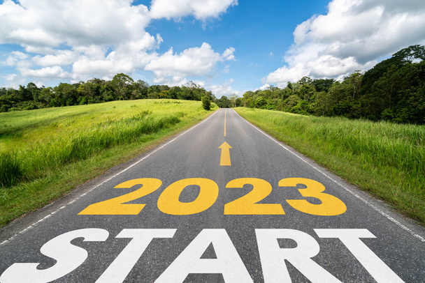 2023年新年のロードトリップ旅行や将来のビジョンコンセプト。高速道路と自然景観は、新鮮で成功したスタートのために2023の初めに幸せな新年のお祝いにつながる . - 写真・画像