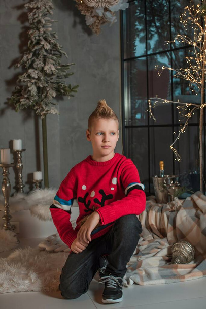 Kedves fiú karácsonykor. Gyerek portré hangulatos otthoni légkörben, pszichológia koncepció - Fotó, kép