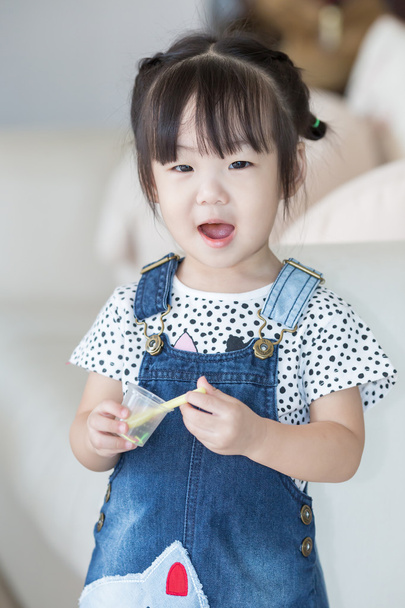 Küçük Asyalı kız gülümseme - Fotoğraf, Görsel