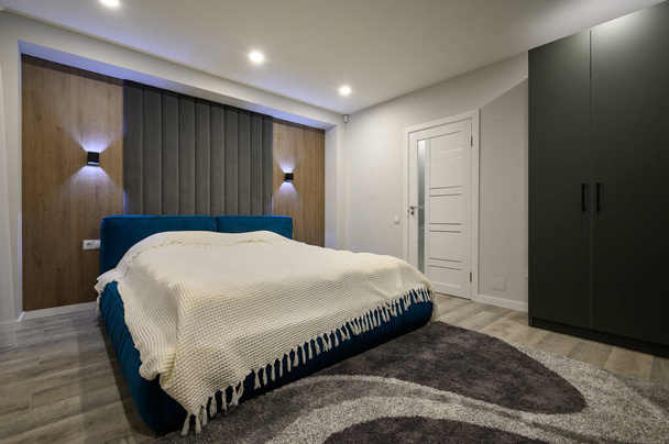 Dormitorio principal moderno con interior gris y blanco de moda, gran cama doble king-size - Foto, Imagen