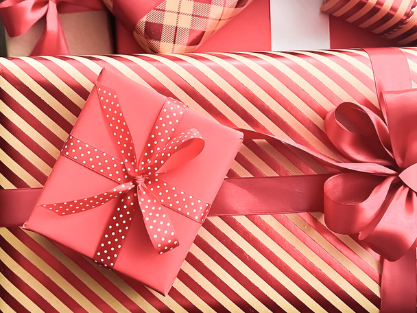 Праздничные подарки и завернутые роскошные подарки, коралловые подарочные коробки в качестве сюрприза на день рождения, Рождество, Новый год, День Святого Валентина, день бокса, свадьбы и праздники покупки или доставка коробки красоты - Фото, изображение