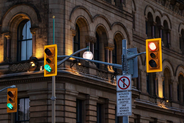 Semaforo contro edificio storico nel centro di Ottawa, Canada di notte. - Foto, immagini