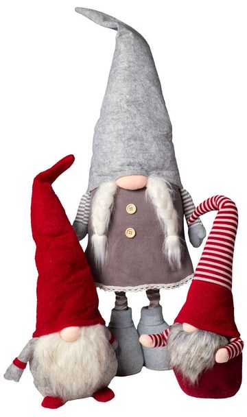 Gnomos navideños o elfos en gorra roja y gris de diferentes alturas. Primer plano aislado en blanco - Foto, imagen