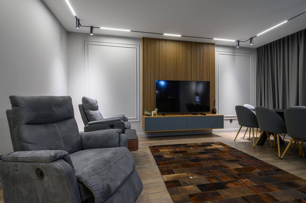 Ylellinen olohuone hieronta tuolit ja harmaa keittiö studio huoneisto sisustus - Valokuva, kuva