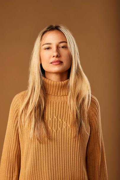 Portrait d'une belle fille blonde posant en studio. - Photo, image