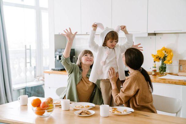 Fehér család mókás együtt reggelizni otthon - Fotó, kép