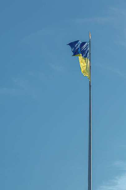 Ukraińska flaga na tle błękitnego nieba zbliżenie - Zdjęcie, obraz