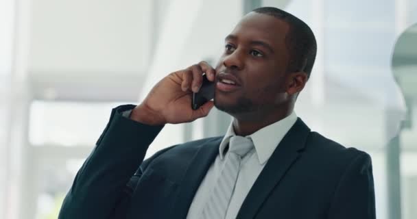 Telefoongesprek, praten en zakenman in een kantoor met een smartphone of technologie in gesprek. Bedrijfs-, communicatie- en professionele Afrikaanse werknemer aan het woord op mobiel apparaat op de werkplek. - Video