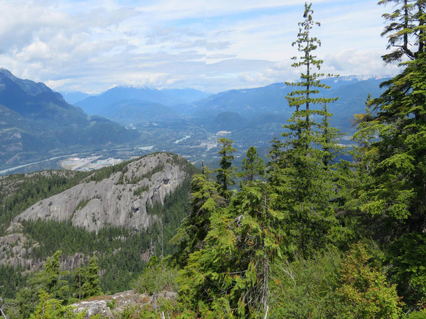 Squamish township nähtynä Chief Mountain                                - Valokuva, kuva