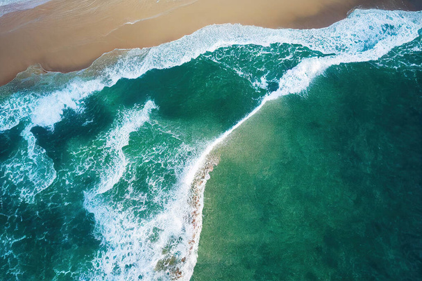 AI gegenereerde beeld bovenaanzicht van drone foto van mooi strand met ontspannend zonlicht, zeewater golven stampende het zand aan de kust. Kalmte en verfrissende strand landschap. - Foto, afbeelding