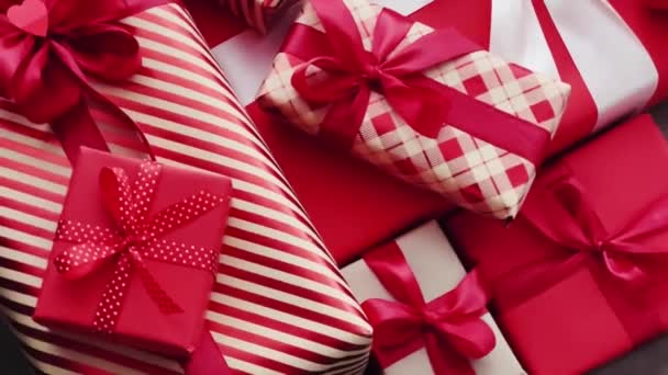 Karácsonyi ajándékok, boksz nap és hagyományos ünnepi ajándékok, klasszikus piros és rózsaszín karácsonyi ajándékdobozok, csomagolva luxus ajándék szilveszterre, születésnapra, Valentin napra és ünnepekre koncepció - Felvétel, videó