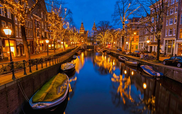 Navidad en los canales de Amsterdam con luces de Navidad durante diciembre, Noche de invierno en el centro histórico del canal de Amsterdam por la noche.  - Foto, imagen