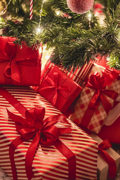 Рождественские подарки и праздничные подарки, классические рождественские подарочные коробки под украшенной елкой, счастливые праздники и день бокса тема празднования - Фото, изображение