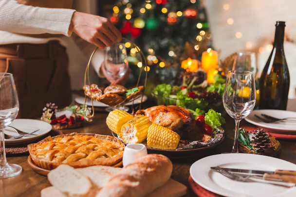 Fiatal ázsiai barátok csoportja ünnepi vacsora otthon az asztal körül. Ünnepeljük a karácsonyt. Az emberek vacsorát készítenek, beszélgetnek és nevetnek az örömtől karácsony este.. - Fotó, kép