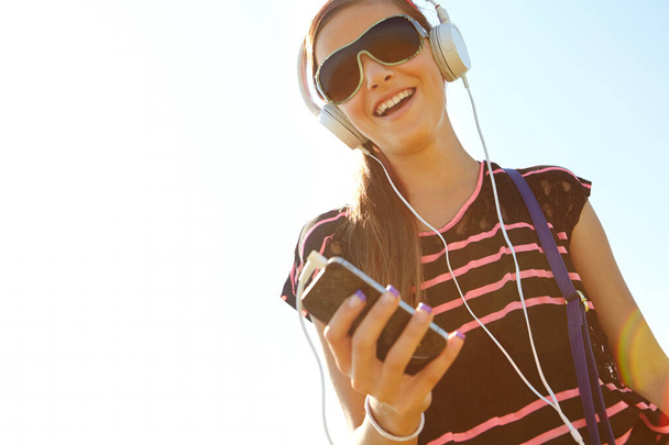 Візьми з собою музику. Щаслива молода дівчина, яка слухає музику через навушники
 - Фото, зображення