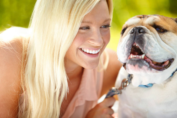 私たちは両方とも太陽が大好きです。所有者と幸せな犬の肖像画彼を愛して見て - 写真・画像