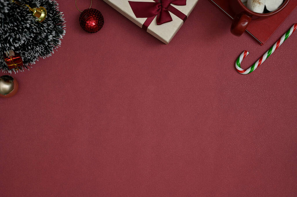 Schöne Weihnachtshintergrund mit Weihnachtsdekoration und Kopierraum für Produkt-oder Textanzeige auf rotem Hintergrund. Ansicht von oben - Foto, Bild