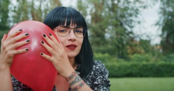 μια χαρούμενη γυναίκα παίζει με μπαλόνια, μιμούμενη την αξιοπιστία των προφυλακτικών κατά τη διάρκεια του σεξ, θα αντέξει κάθε δοκιμή και φορτίο - Πλάνα, βίντεο
