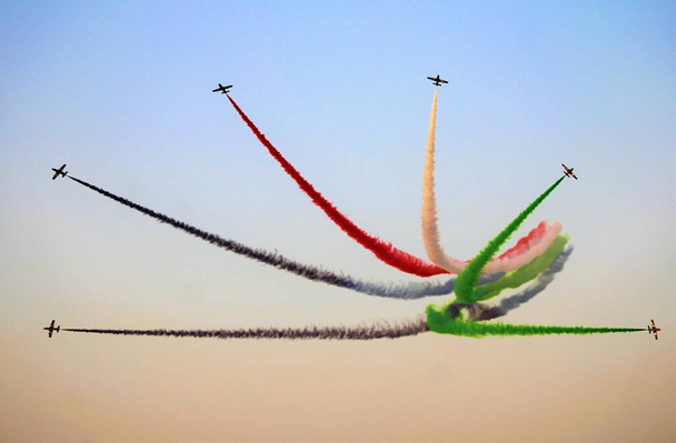 The most spectacular formation manoeuvre of aerobatics, Dubai Air Show. - Foto, Bild