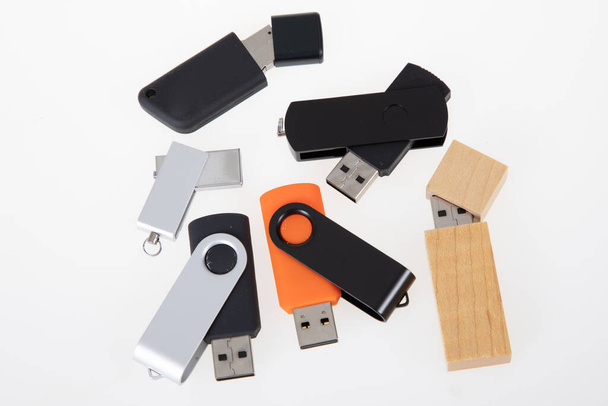 USB-Stick-Vorlage Mockup Corporate Identity Werbung Branding auf weißem Hintergrund - Foto, Bild