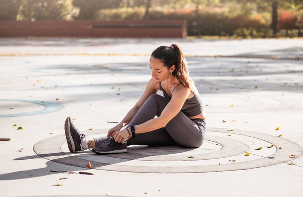 Spor salonundaki kadın yaz parkında yoga egzersizleri yapıyor. Spor Sağlıklı Konsept. - Fotoğraf, Görsel