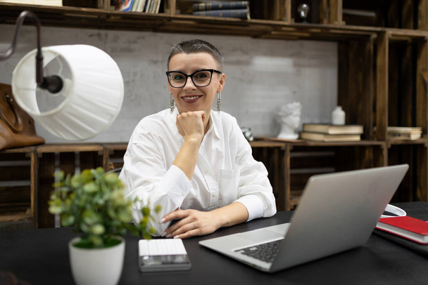 kobieta psycholog w okularach w jej miejscu pracy w biurze. - Zdjęcie, obraz