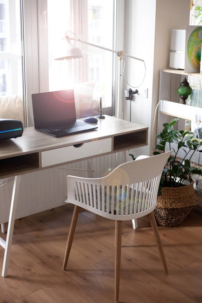Cómodo lugar de trabajo con computadora portátil en el hogar, oficina en casa - Foto, imagen