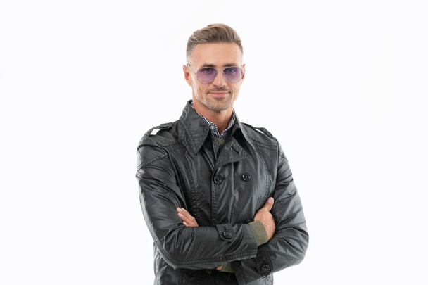 smiling grizzled man in coat. adult grizzled cool man. studio shot of grizzled man. adult grizzled man in glasses isolated on white background. - Foto, immagini