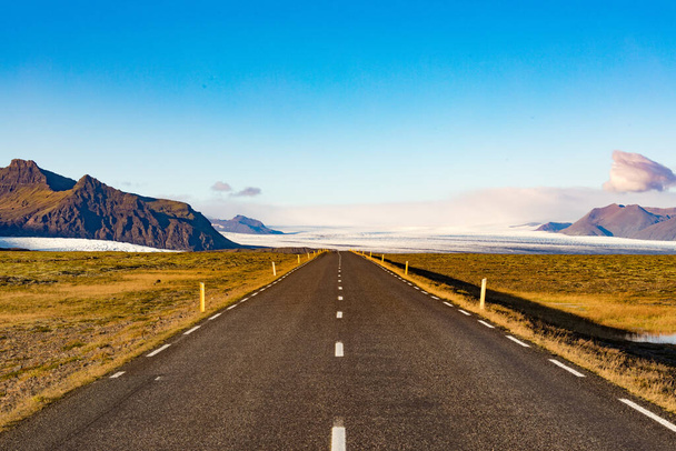 Порожня дорога № 1 кільцева дорога в безлюдному ландшафті біля Йокулсарлону з великим видом на льодовик Ватнайокутль, Ісландія, Європа. - Фото, зображення