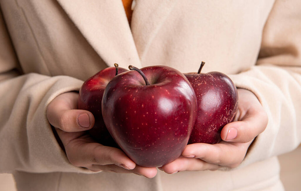 red apple in hands. hold apple in closeup. healthy apple fruits. photo of apple. - Foto, Bild