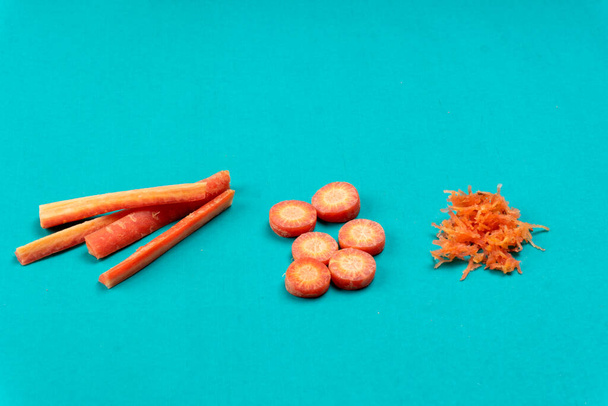γλυκά καρότα σε μπλε φόντο - Φωτογραφία, εικόνα