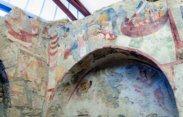 El fragmento de colorido fresco antiguo de la escena bíblica en la pared de la iglesia de San Nicolás. Ciudad de Demre, Turquía - Foto, Imagen