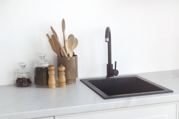 minimalismi keittiössä, musta pesuallas ja hana, talvilomat - Valokuva, kuva