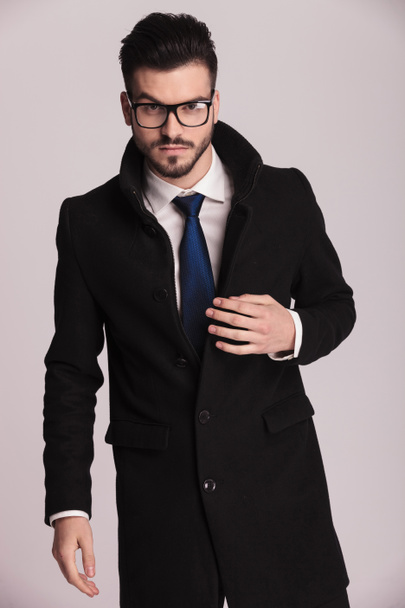 joven hombre de negocios con un abrigo largo y elegante
 - Foto, Imagen