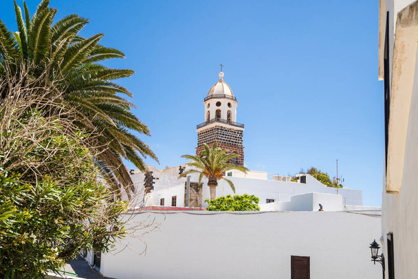 Alte Kirche unserer Lieben Frau von Guadalupe - das Wahrzeichen des historischen Teguise, Lanzarote, Kanarische Inseln, Spanien - Foto, Bild